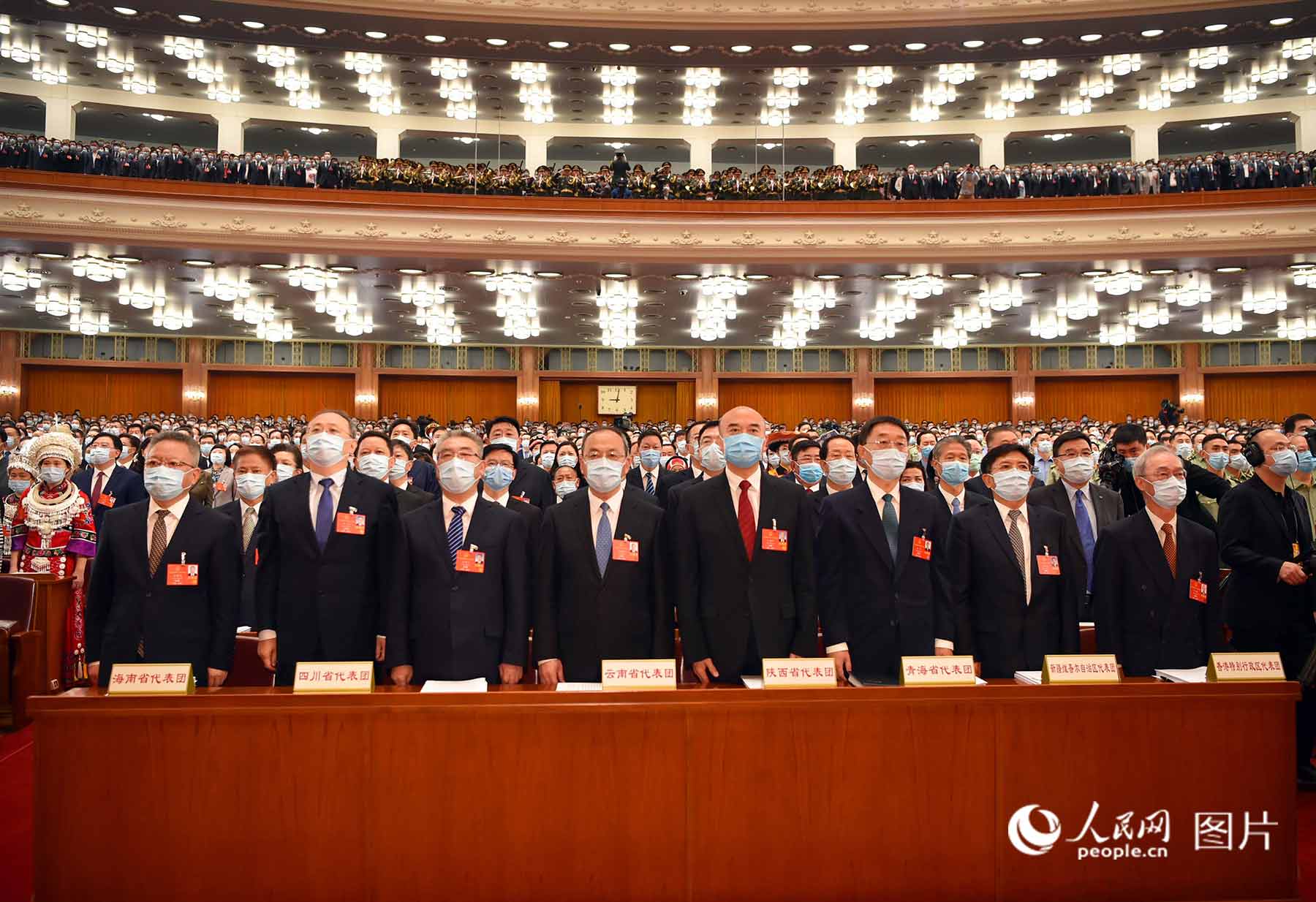 代表們高唱國歌。人民日報(bào)、人民網(wǎng)記者 雷聲 攝