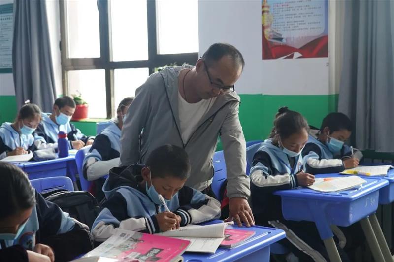 治多教師用堅守精神扎根基層，點亮教育的希望明燈