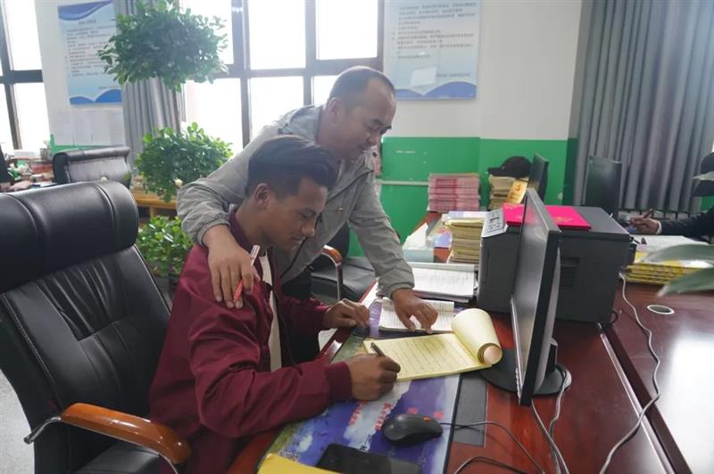 治多教師用堅守精神扎根基層，點亮教育的希望明燈