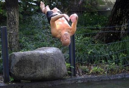 黃金培展示“背身跳水”。 去陳言 圖 來(lái)源:錢(qián)江晚報(bào) 點(diǎn)擊進(jìn)入下一頁(yè)