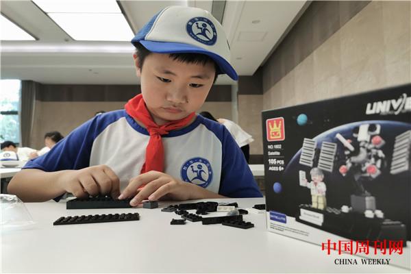 圖為小記者手工DIY制作北斗衛(wèi)星模型.jpg