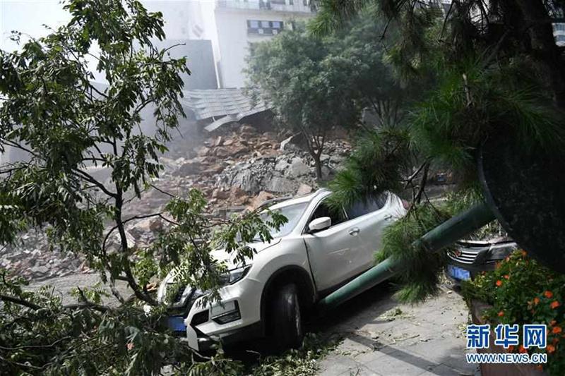 (新華網(wǎng))(1)西安市中心明秦王府城墻遺跡發(fā)生坍塌 4人受輕傷