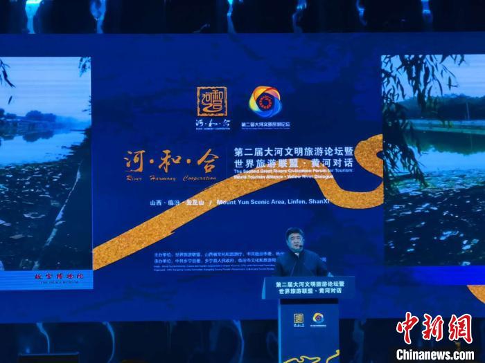 依舊是一身中山裝，在山西臨汾云丘山上，單霽翔開啟他的第N次演講。年近七旬的他，一如既往，奔波在中華文化守護(hù)之路上?！「哂昵?攝