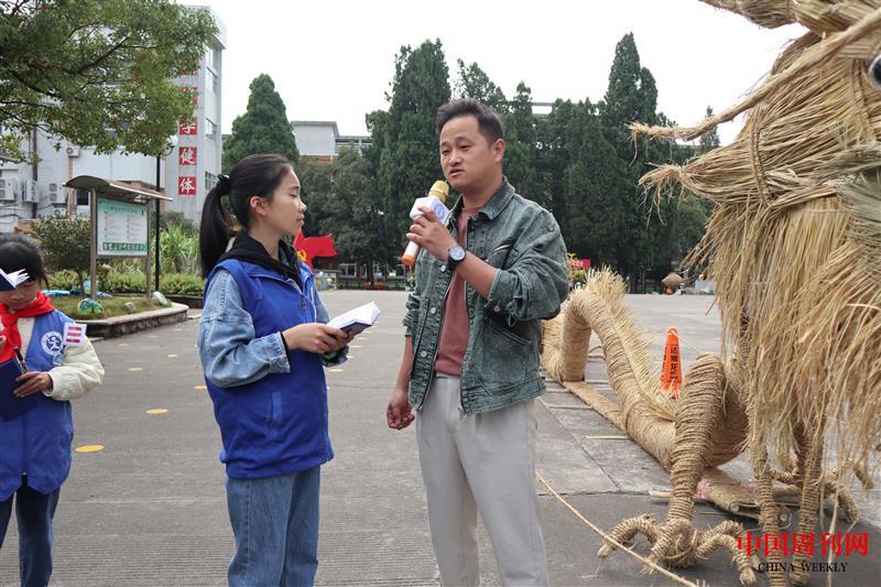 新華小記者葉昱彤采訪王宅小學(xué)總務(wù)主任徐洪標.jpg 新華小記者葉昱彤采訪王宅小學(xué)總務(wù)主任徐洪標.jpg