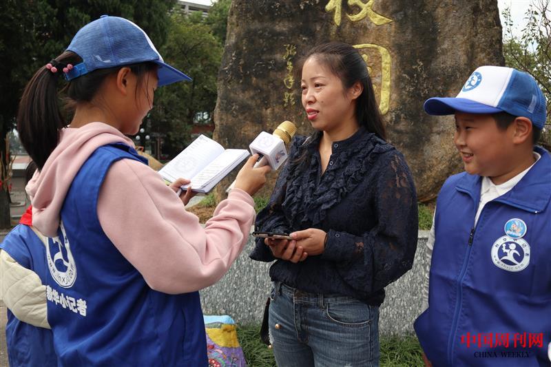 新華小記者夏莉涵采訪家長.jpg 新華小記者夏莉涵采訪家長.jpg