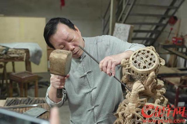 絲上繡世界 木里雕乾坤——非遺技藝煥發(fā)生機 絲上繡世界 木里雕乾坤——非遺技藝煥發(fā)生機