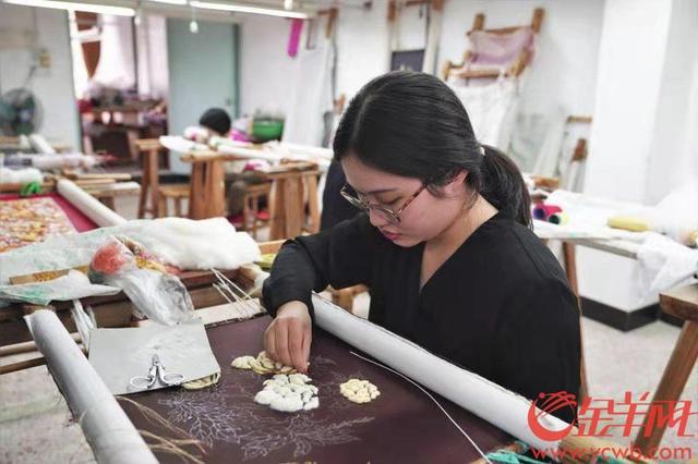 絲上繡世界 木里雕乾坤——非遺技藝煥發(fā)生機 絲上繡世界 木里雕乾坤——非遺技藝煥發(fā)生機
