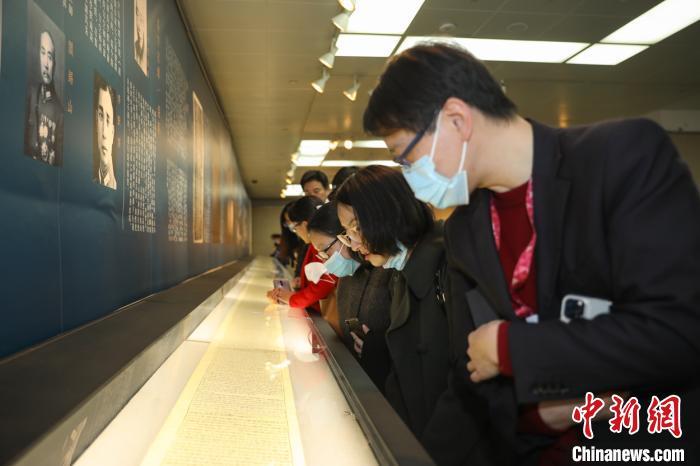 《趙城金藏》最新發(fā)現(xiàn)經(jīng)卷暨唐宋重要佛教典籍特展吸引眾多觀眾?！￡愳o 攝