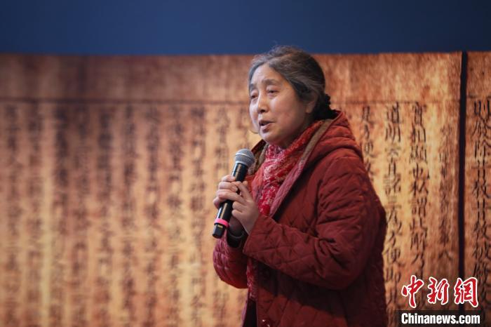 時(shí)任洪洞縣游擊隊(duì)大隊(duì)長段龍章女兒段香玲作為搶救經(jīng)卷的八路軍后人代表發(fā)表感言?！￡愳o 攝
