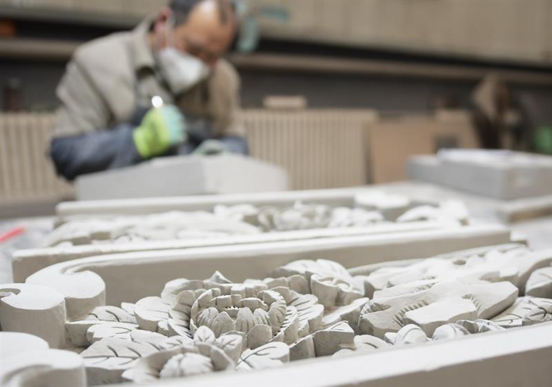 12月16日，在甘肅省臨夏回族自治州臨夏縣一磚雕公司，工作人員在制作磚雕作品。