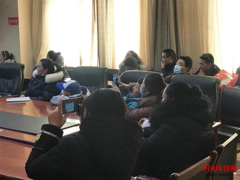 手機(jī)記錄講座內(nèi)容.jpg 手機(jī)記錄講座內(nèi)容.jpg