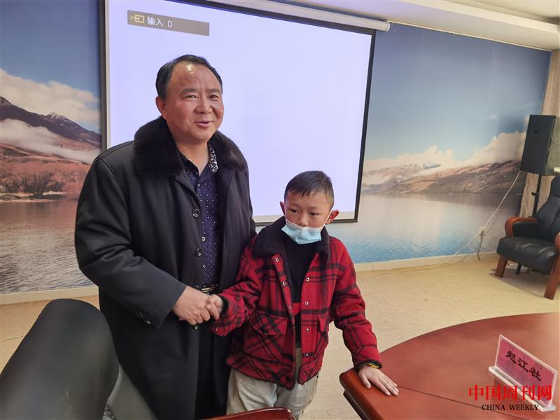 趙江社教授和小記者格薩平措合影.jpg 趙江社教授和小記者格薩平措合影.jpg