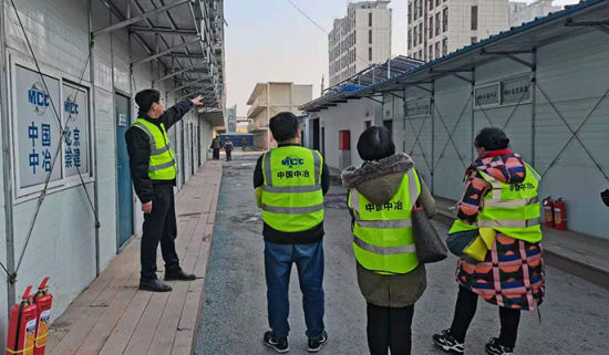 項目經(jīng)理在生活區(qū)介紹關(guān)心關(guān)愛農(nóng)民工具體舉措