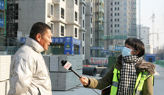 媒體記者采訪回遷居民代表