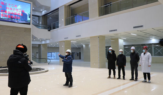 項目總工程師向目標客戶介紹項目綠色施工和新技術應用情況 項目總工程師向目標客戶介紹項目綠色施工和新技術應用情況