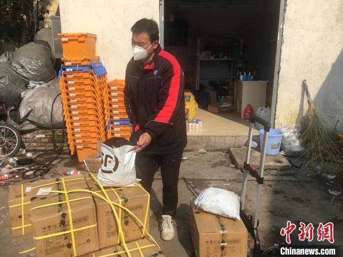 圖為汪勇正在工作 受訪者供圖 攝