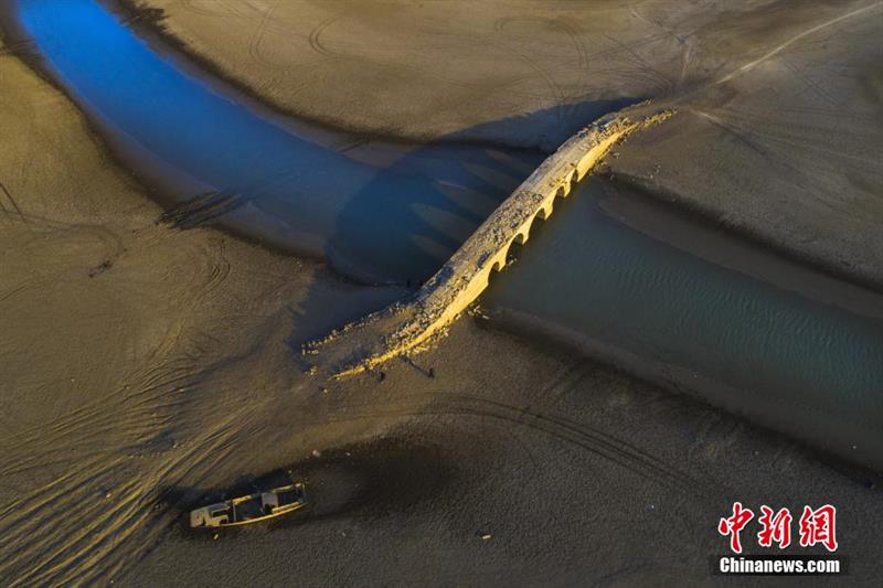 航拍江西湖口明代古橋現(xiàn)身鄱陽湖底