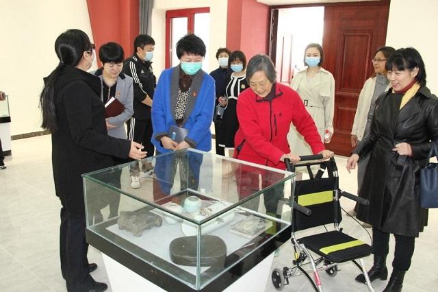 點(diǎn)擊圖片翻到下一頁>> 北京市佟麟閣學(xué)校開展“緬懷先烈 致敬英雄”主題活動(dòng)