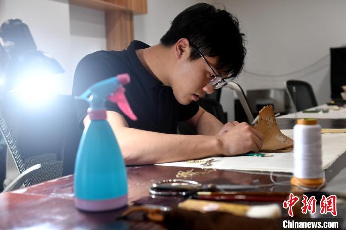 “90后”文物修復(fù)師瞿超正低頭手工修復(fù)民國時期影印的古籍《春秋繁露》?！蚊?攝