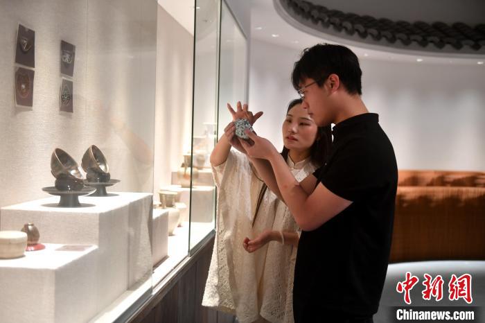 瞿超和瞿汕正在討論文物修復(fù)相關(guān)專業(yè)知識。　呂明 攝