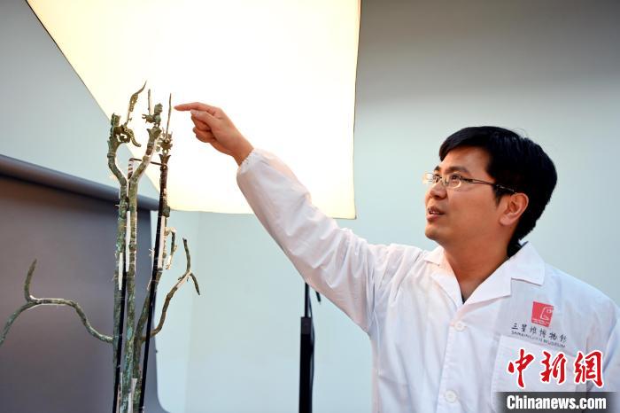 余健介紹三星堆3號青銅神樹修復(fù)情況?！“苍?攝