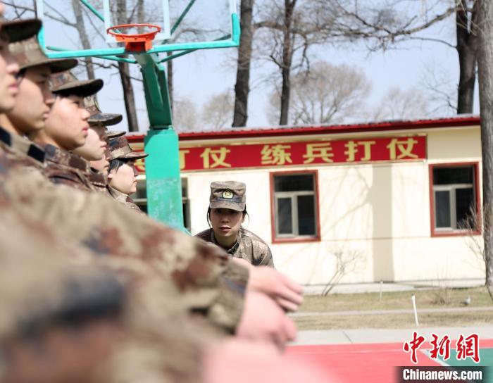 生活中的李偉(右一)?！∏卦?shī)凱 攝