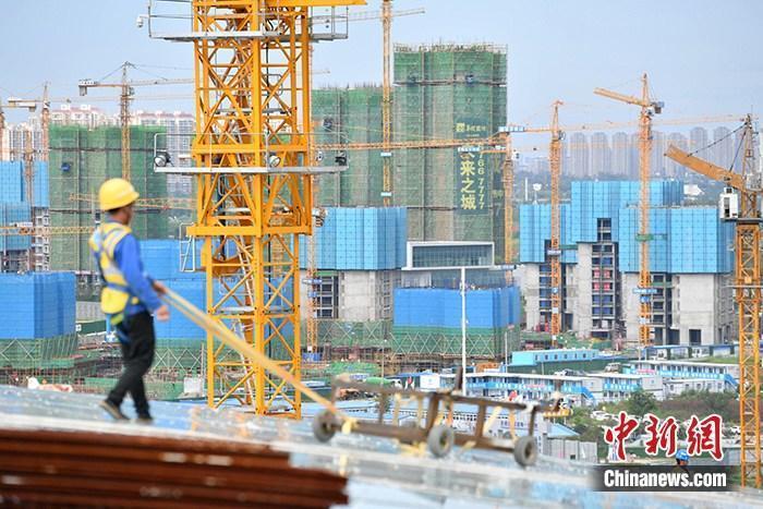 資料圖：一在建樓盤(pán)工地工人正在忙碌。 <a target='_blank' href='http://www.chinanews.com/'>中新社</a>記者 張浪 攝