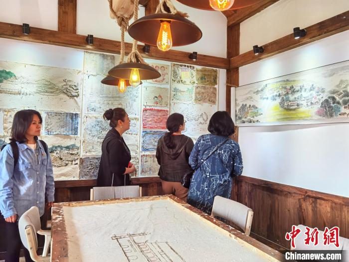 圖為游客參觀花茂人家 周燕玲 攝