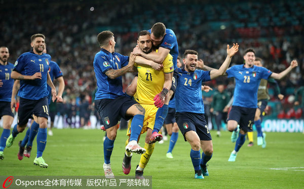 意大利隊員慶祝點球大戰(zhàn)獲勝。 圖片來源：Osports圖片社