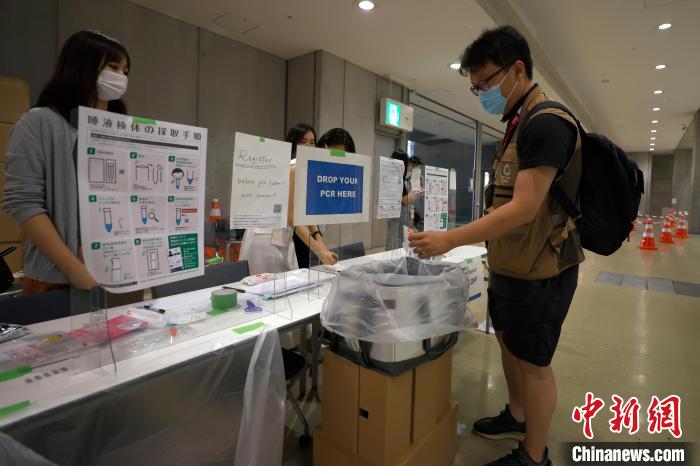 東京疫情形勢嚴峻，每個參會人員抵達東京后均要接受密集的核酸檢測。圖為設(shè)在新聞中心的核酸檢測站點?！「惶?攝
