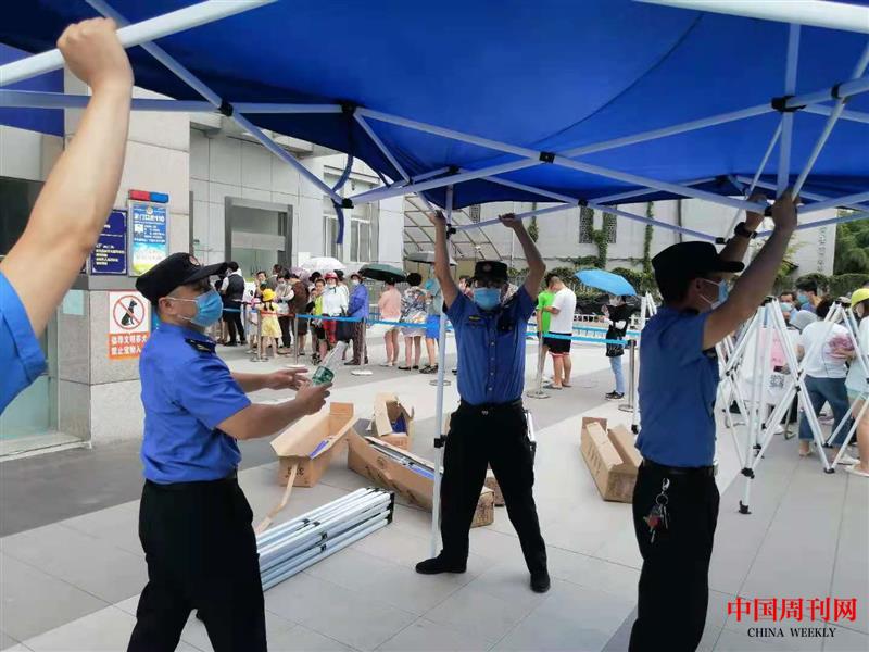 中隊(duì)在核酸檢測點(diǎn)設(shè)置遮陽棚，給檢測人員提供方便。 (3).jpg