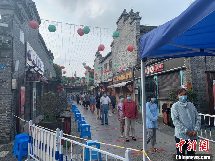 市民有序排對，保持一米以上距離?！〈藜衙?攝