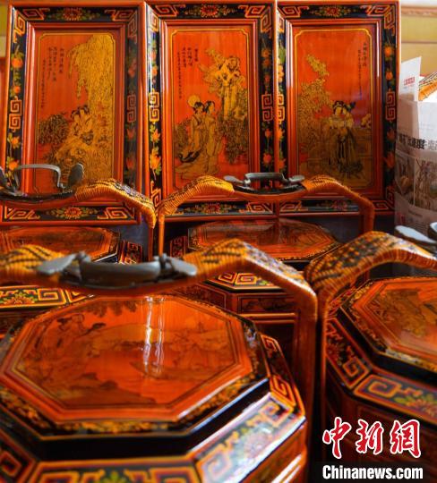 陳光遠(yuǎn)創(chuàng)作的描金畫(huà)作品 趙宇統(tǒng) 攝 陳光遠(yuǎn)創(chuàng)作的描金畫(huà)作品 趙宇統(tǒng) 攝