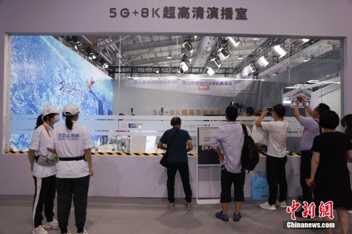 5G 8K超高清演播室吸引參觀者。 <a target='_blank' href='http://www.chinanews.com/'>中新社</a>記者 蔣啟明 攝 　