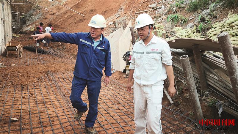 劉支強(qiáng)(右）和監(jiān)理檢查水土保持工程施工現(xiàn)場.jpg