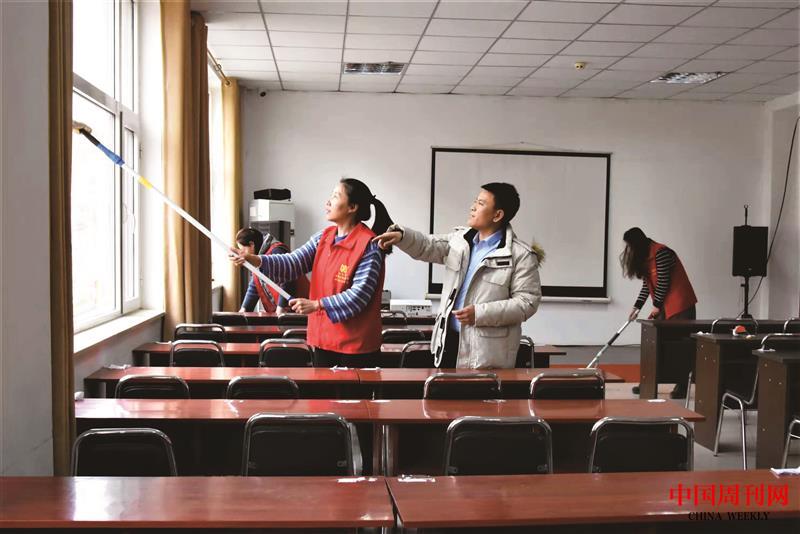 2.指導(dǎo)學(xué)員擦玻璃的要點(diǎn)細(xì)節(jié).jpg 2.指導(dǎo)學(xué)員擦玻璃的要點(diǎn)細(xì)節(jié).jpg