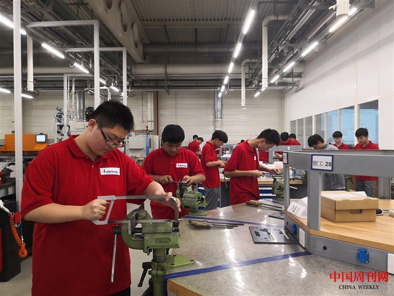 海瑞恩學徒工在培訓中心進行基礎技能鉗工培訓.jpg 海瑞恩學徒工在培訓中心進行基礎技能鉗工培訓.jpg