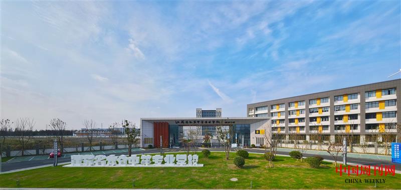 太倉中專港城校區(qū)南大門.jpg 太倉中專港城校區(qū)南大門.jpg