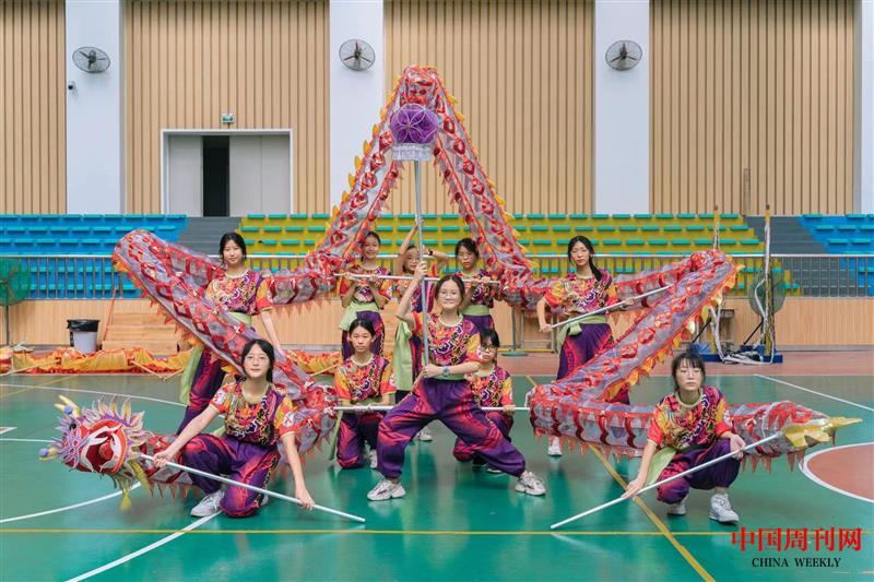 “大體育”課程，華僑中學(xué)女子舞龍隊(duì)首次參加全國(guó)錦標(biāo)賽掠影.jpg