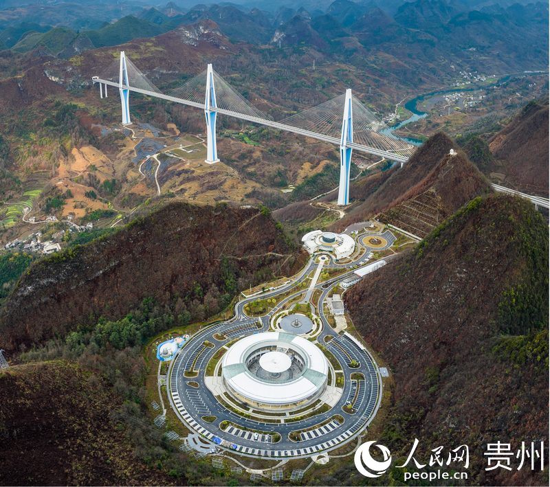 平塘特大橋“天空之橋”服務(wù)區(qū)。人民網(wǎng)記者&nbsp;涂敏攝