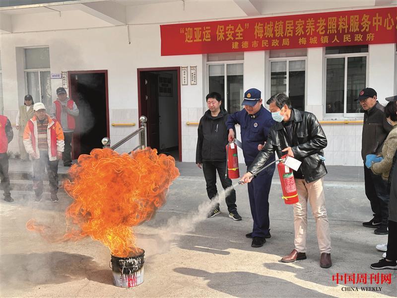 開(kāi)展消防演練.jpg 開(kāi)展消防演練.jpg