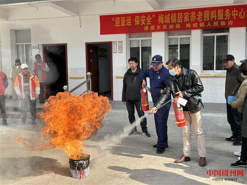 開展消防演練.jpg 開展消防演練.jpg