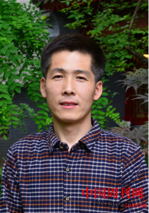 居以求其志,行義以達其道;’吾聞其語矣,未見其人也?!薄墩撜Z·季氏篇》
我記得蘇珊·肖特的《獲取富有人生的93堂課——智慧爸爸的箴言》有一句話:羽毛相同的鳥兒一起飛。雖然我可能連麻雀的羽毛也不具備,但這并不影響我欣賞更美的羽毛;雖然今生我可能都是站在藝術殿堂門外的門外漢,但這并不影響我對美的事物的向往;雖然我可能是“狗看星星一片明”,但我能真切地感受到藝術給我?guī)淼南矏傊椤?/span>
“品逸于梅”出自“人淡如菊,品逸于梅”。梅蘭竹菊號稱四君子,常常用于形容人的好品格?!叭说缇?,品逸于梅”是形容一個人淡薄名利,像菊花一樣,品格超過了梅花。
“人淡如菊,品逸于梅”,可以說很恰當地概括了賈軻敏的為人與品格。他胸襟曠達,淡于名利,不競不爭,一切統(tǒng)任自然,賈軻敏贈我“品逸于梅”的同時,也映射出了他的藝術境界。
品逸于梅,透過賈老師贊譽別人的詞句,我更能領略到他的謙虛、謙和與謙遜,那種不卑不亢的言辭,那種不爭不媚的品質,更讓我感受到了他那臘梅般“無意苦爭春,一任群芳妒”的風姿。
![image.png image.png