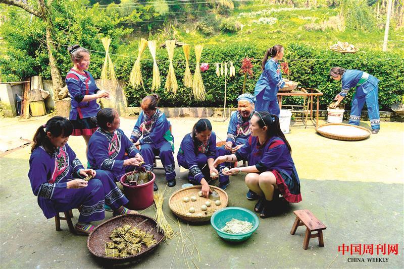 侗家婦女在歌聲中包粑.jpg 侗家婦女在歌聲中包粑.jpg