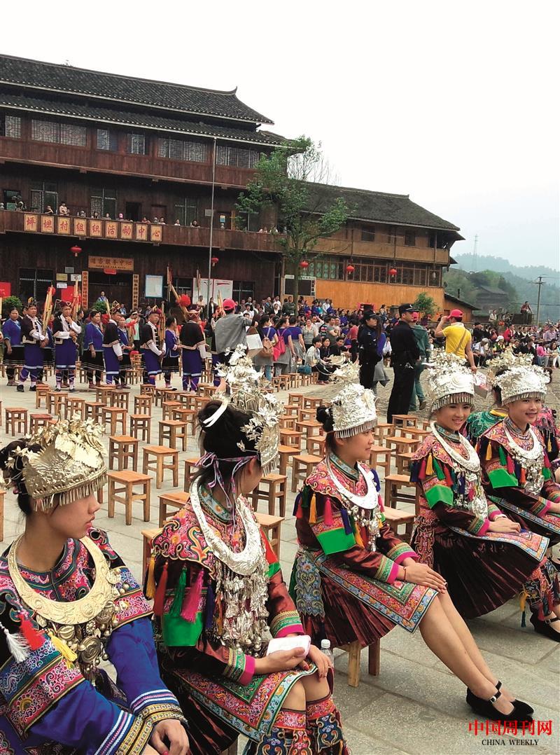 侗族歌會(huì)上的姑娘們.jpg 侗族歌會(huì)上的姑娘們.jpg