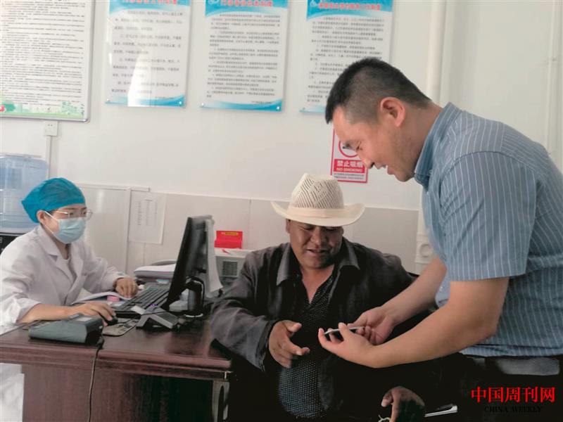 8-醫(yī)院給來看病的村民提供服務(wù).jpg 8-醫(yī)院給來看病的村民提供服務(wù).jpg