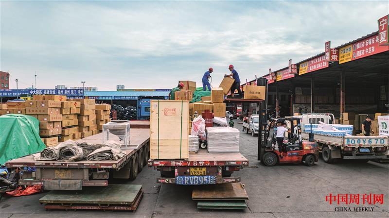 金蘭物流基地工作人員正在繁忙的裝貨.jpg 金蘭物流基地工作人員正在繁忙的裝貨.jpg