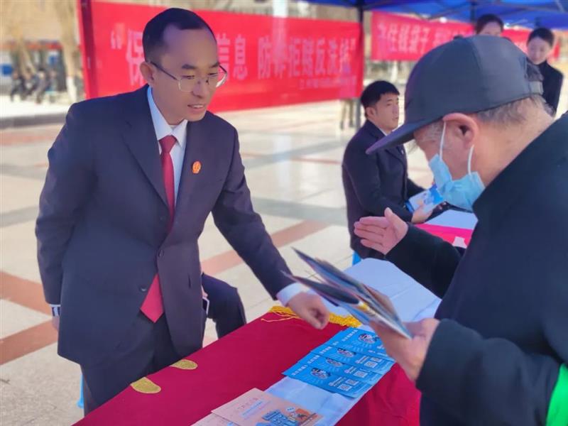 2024年3月15日，蘭州市城關(guān)區(qū)法院刑事審判庭干警參加“2024‘3·15’金融消費(fèi)者權(quán)益保護(hù)教育”宣傳活動(dòng)，并現(xiàn)場(chǎng)進(jìn)行普法宣傳。圖片來(lái)源：蘭州市城關(guān)區(qū)人民法院