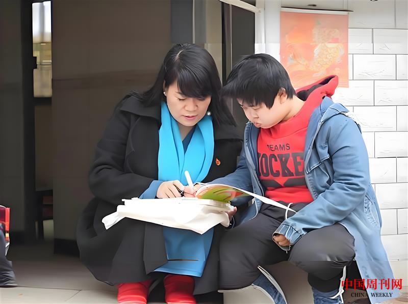 感動中國人物劉玲琍指導(dǎo)殘疾孩子學習.jpg