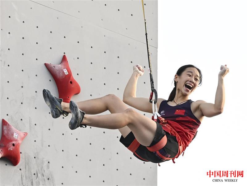 在女子攀巖速度賽決賽中，中國(guó)選手周婭菲以6秒54的成績(jī)奪得冠軍2.jpeg